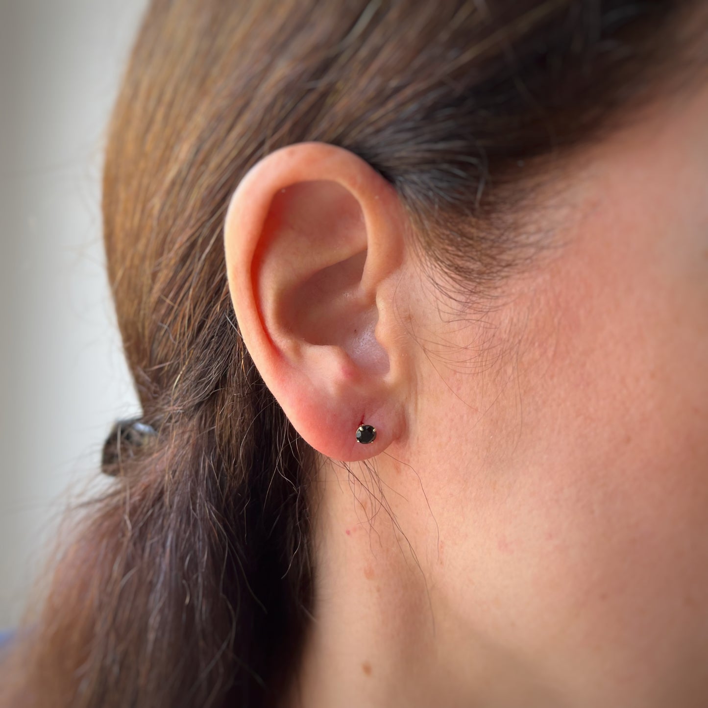 Aretes en oro amarillo 14K con circón negro de 4mm con tope rosca