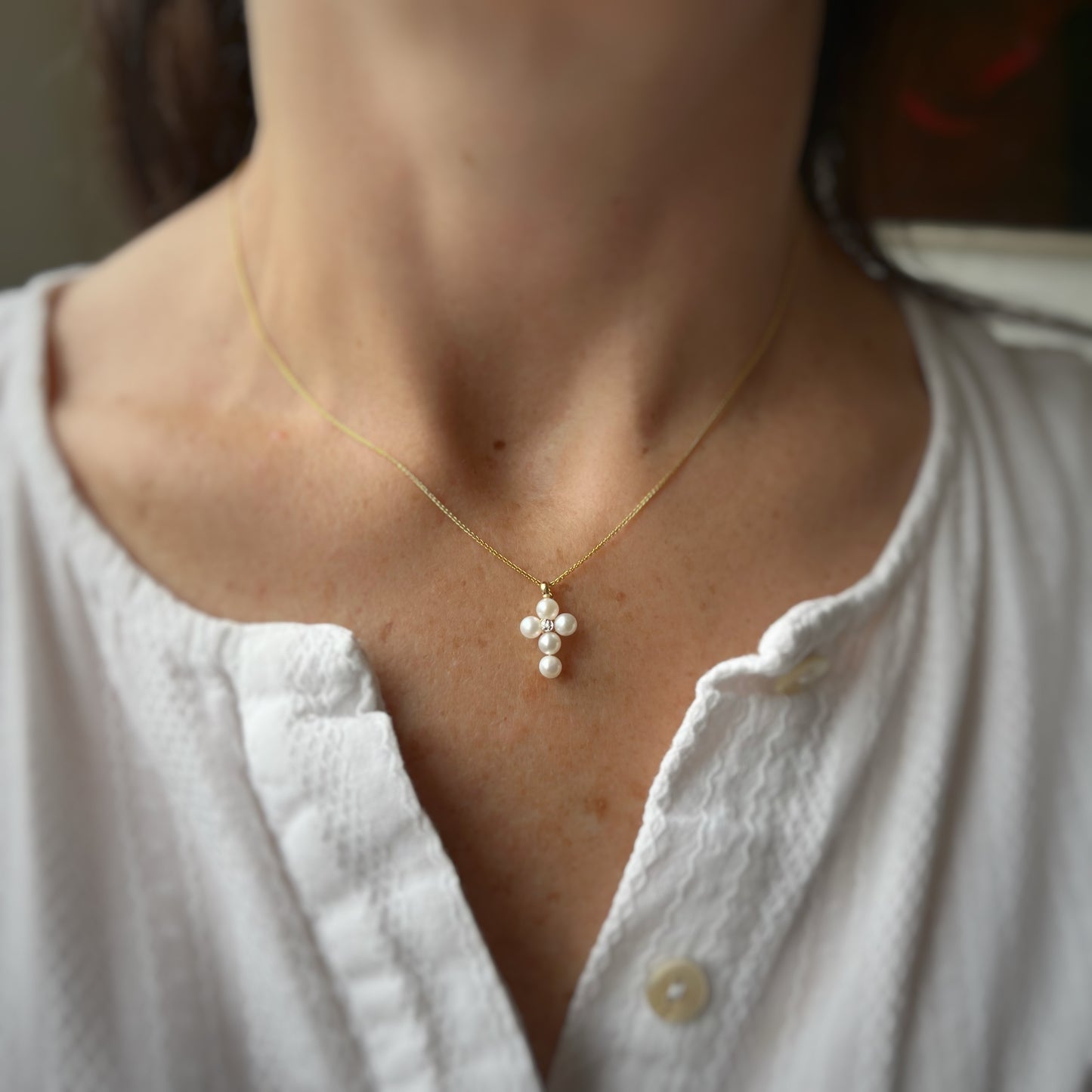 Dije de cruz de perlas con diamante 0.02ctw en oro amarillo 14k