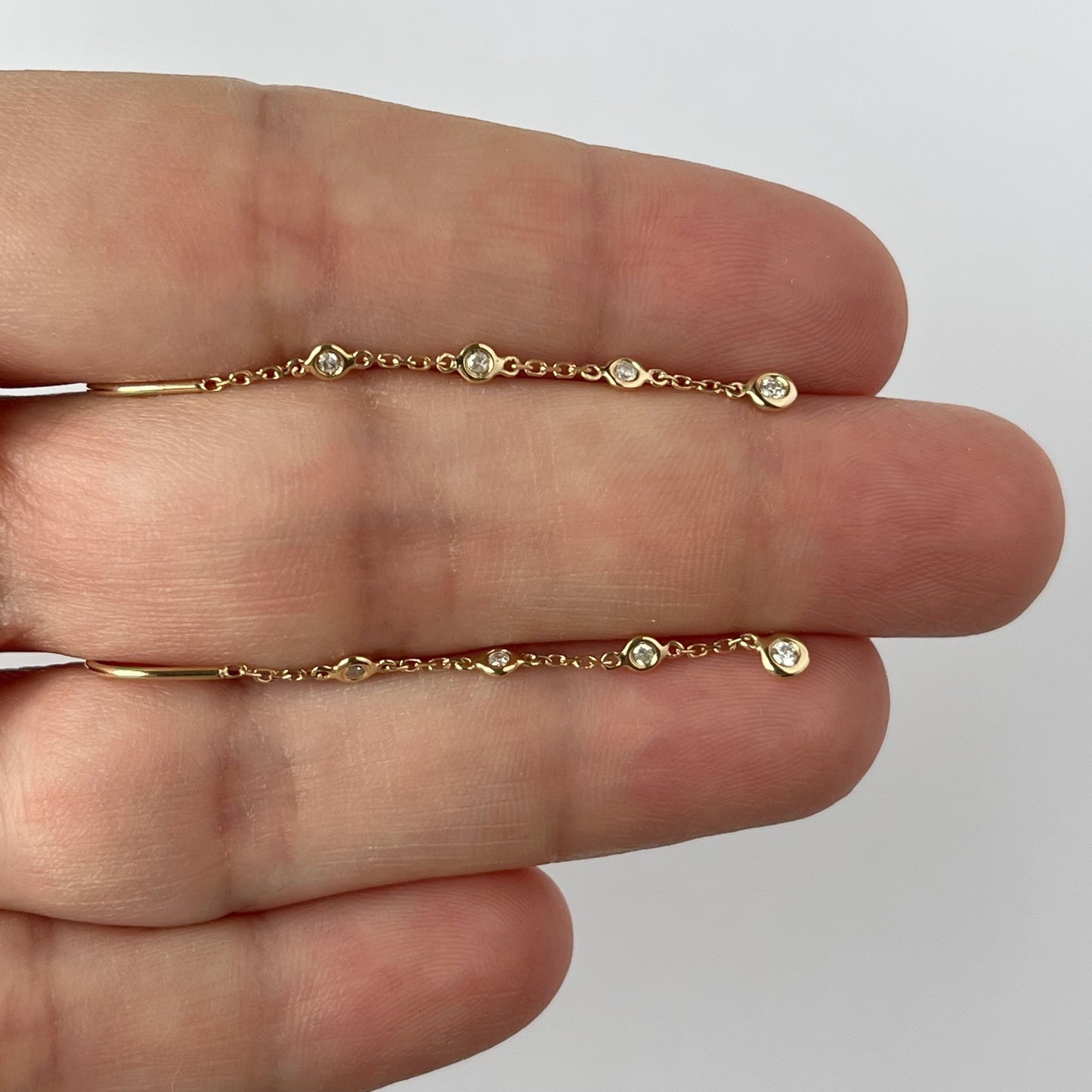 Aretes en oro amarillo 14k con cadenita de diamantes colgantes 0.10ctw