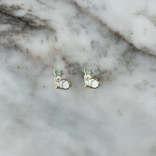Aretes en oro amarillo 14K con conejo esmaltado blanco y orejas celestes con tope rosca