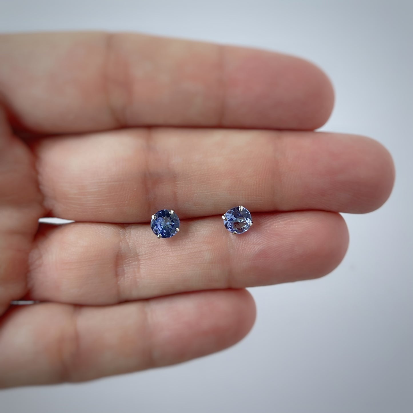Aretes studs en oro blanco 14k de tanzanita 0.80ctw