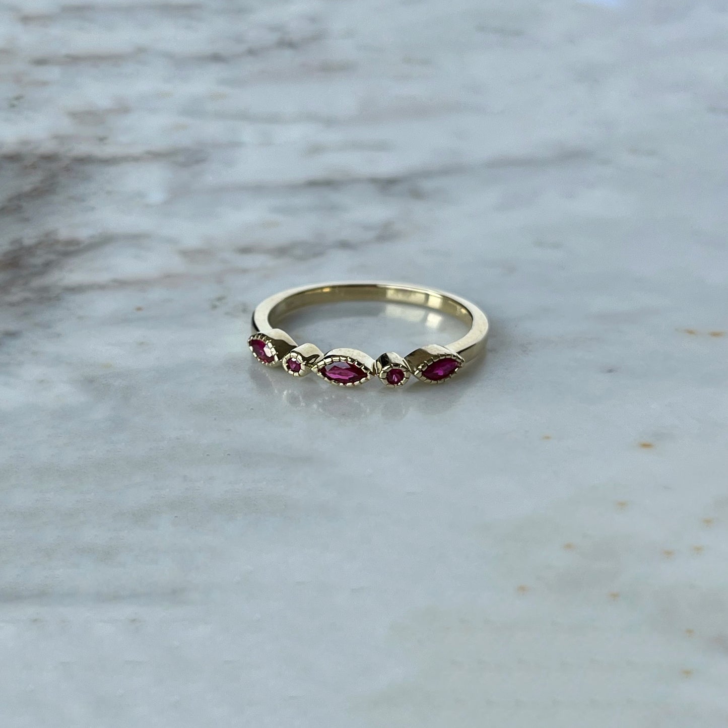 Anillo en oro amarillo 10k con rubíes, marquesas y redondas
