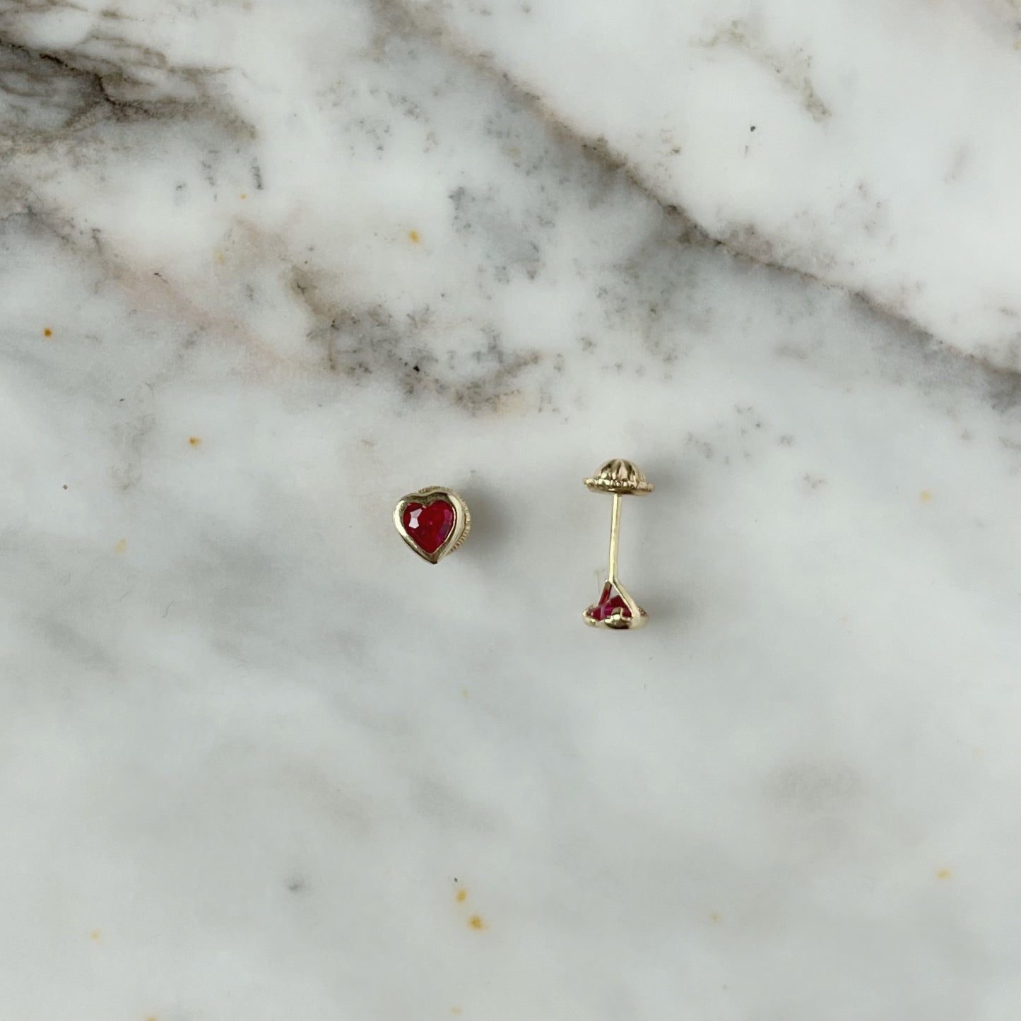 Aretes en oro amarillo 14k circonita roja de corazón con bisel con broche rosca