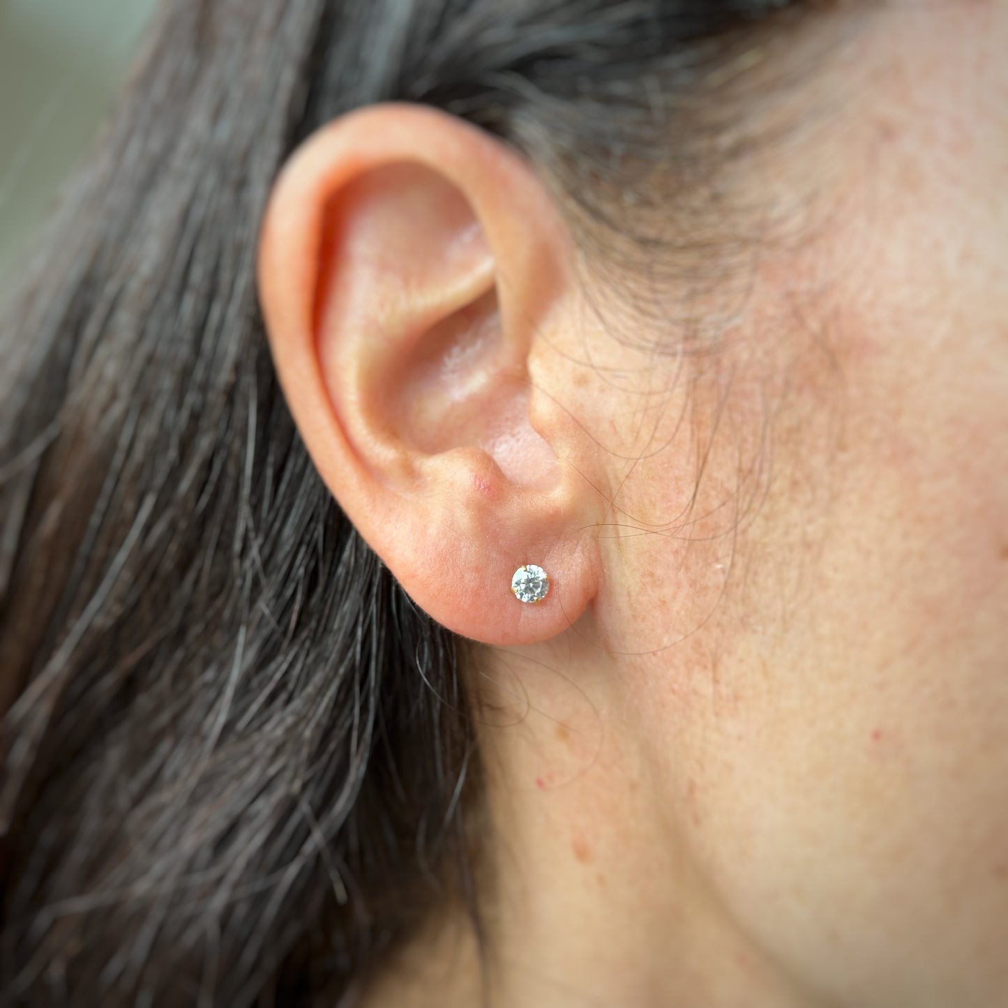 Aretes en oro amarillo 18k con circones de 4mm con broche rosca