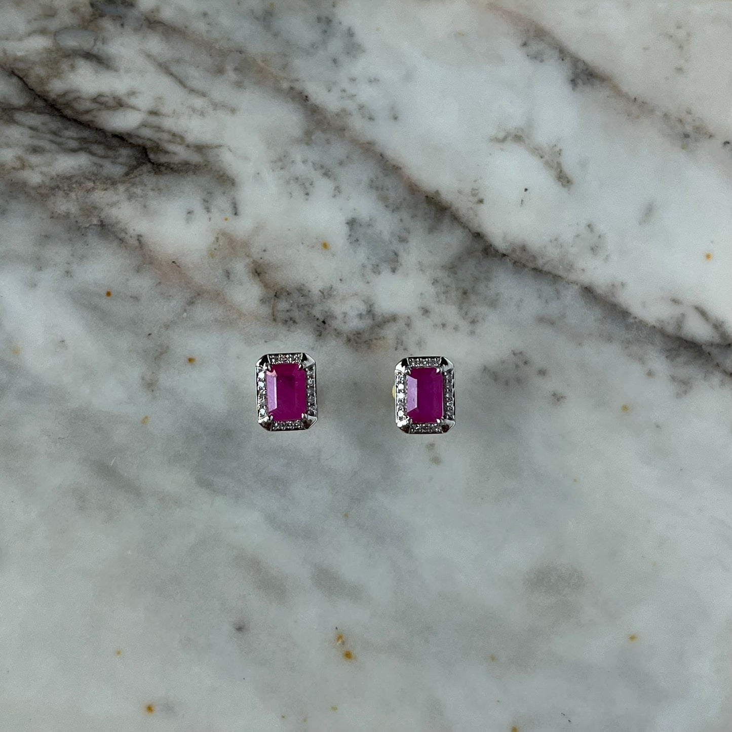 Aretes en oro blanco 10k con rubí corte esmeralda y halo de diamantes 0.15ctw