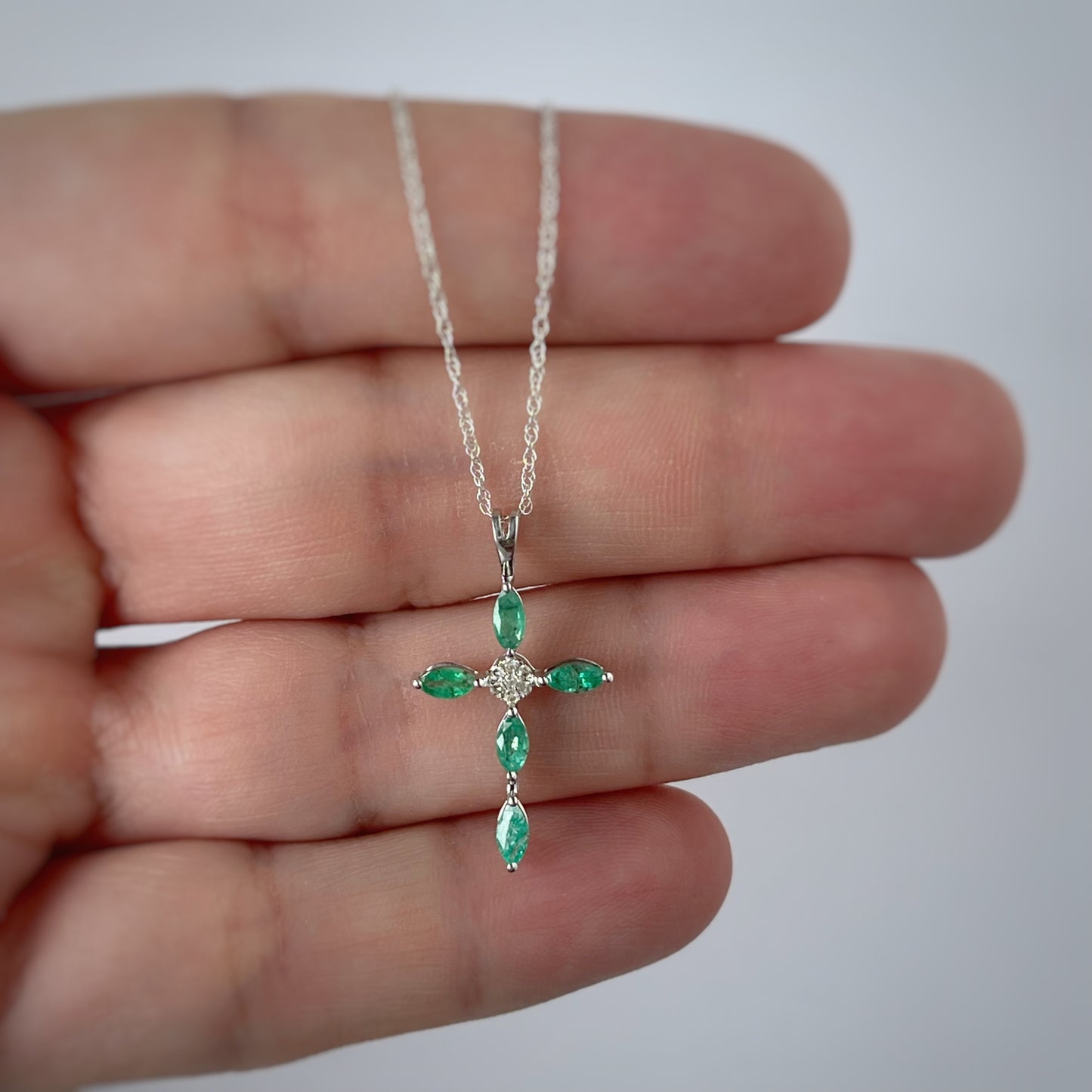 Collar en oro blanco 10k con cruz de marquesas de esmeraldas y diamantes