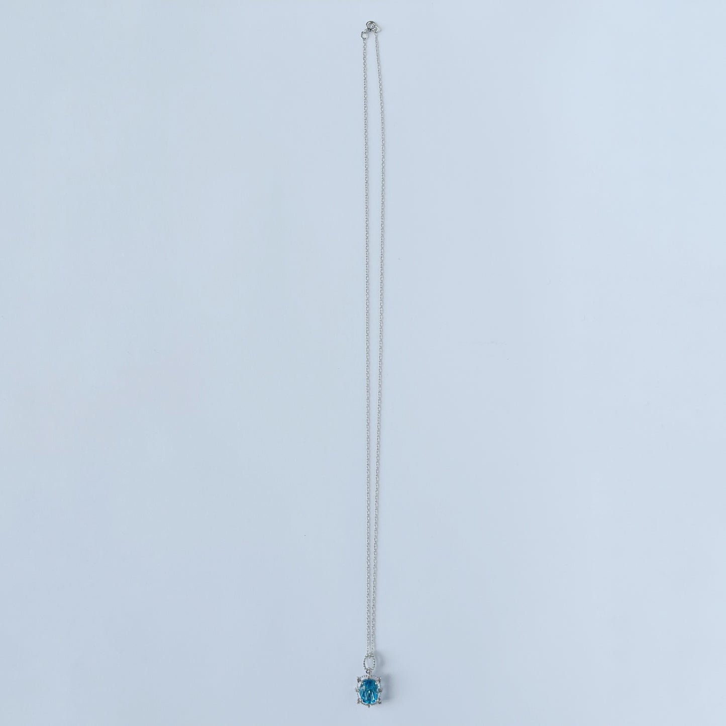 Collar en oro blanco 10k con topacio azul y diamantes 0.07ctw