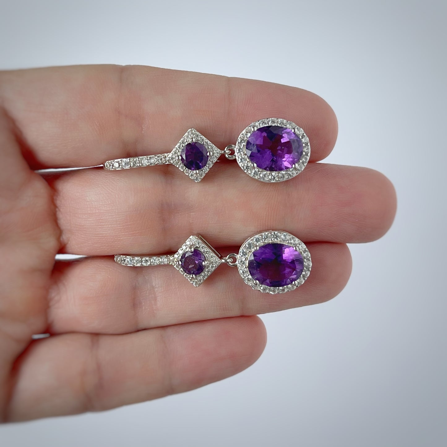 Aretes de plata con cierre de gancho colgantes con dos amatistas