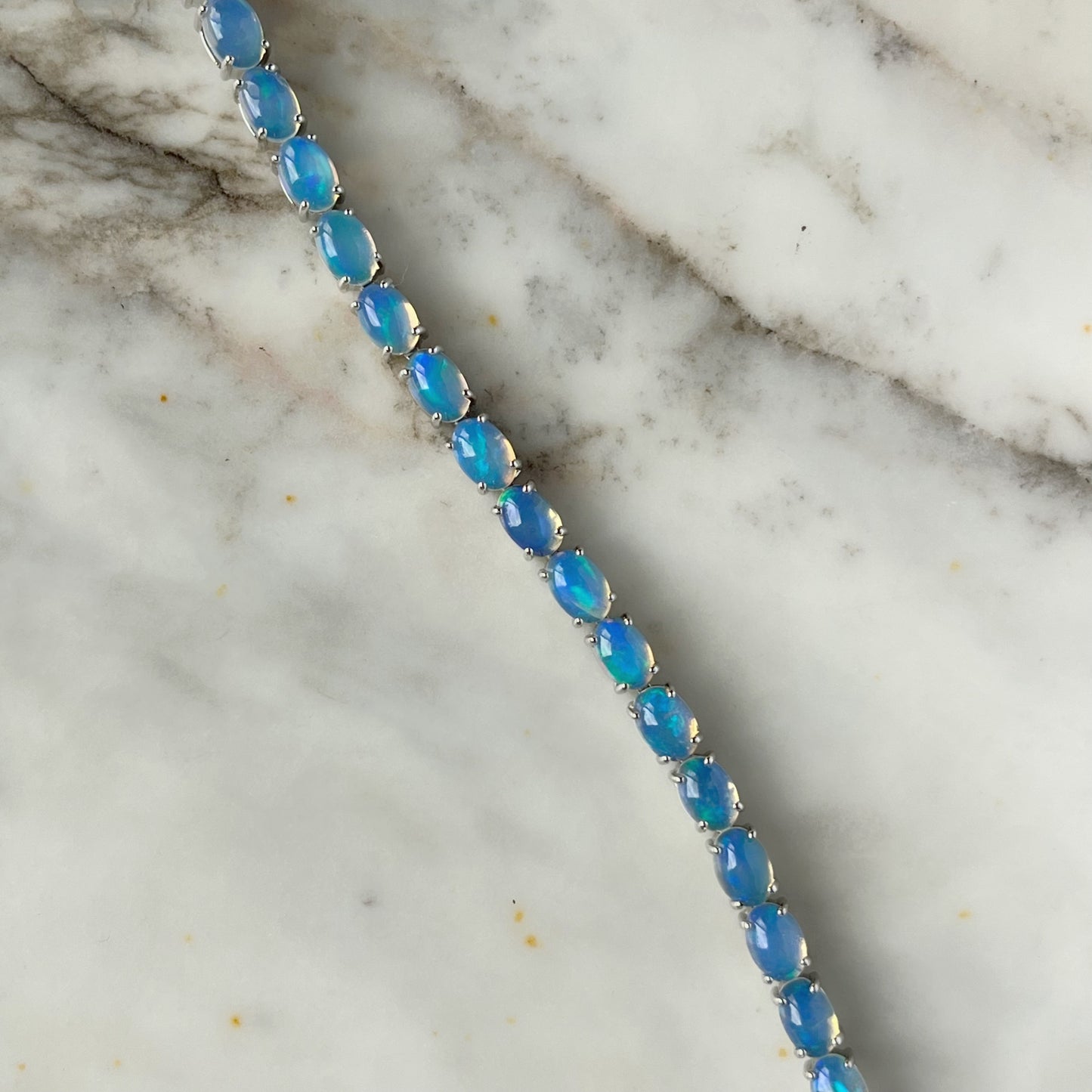 Pulsera de plata con ópalo ovalado