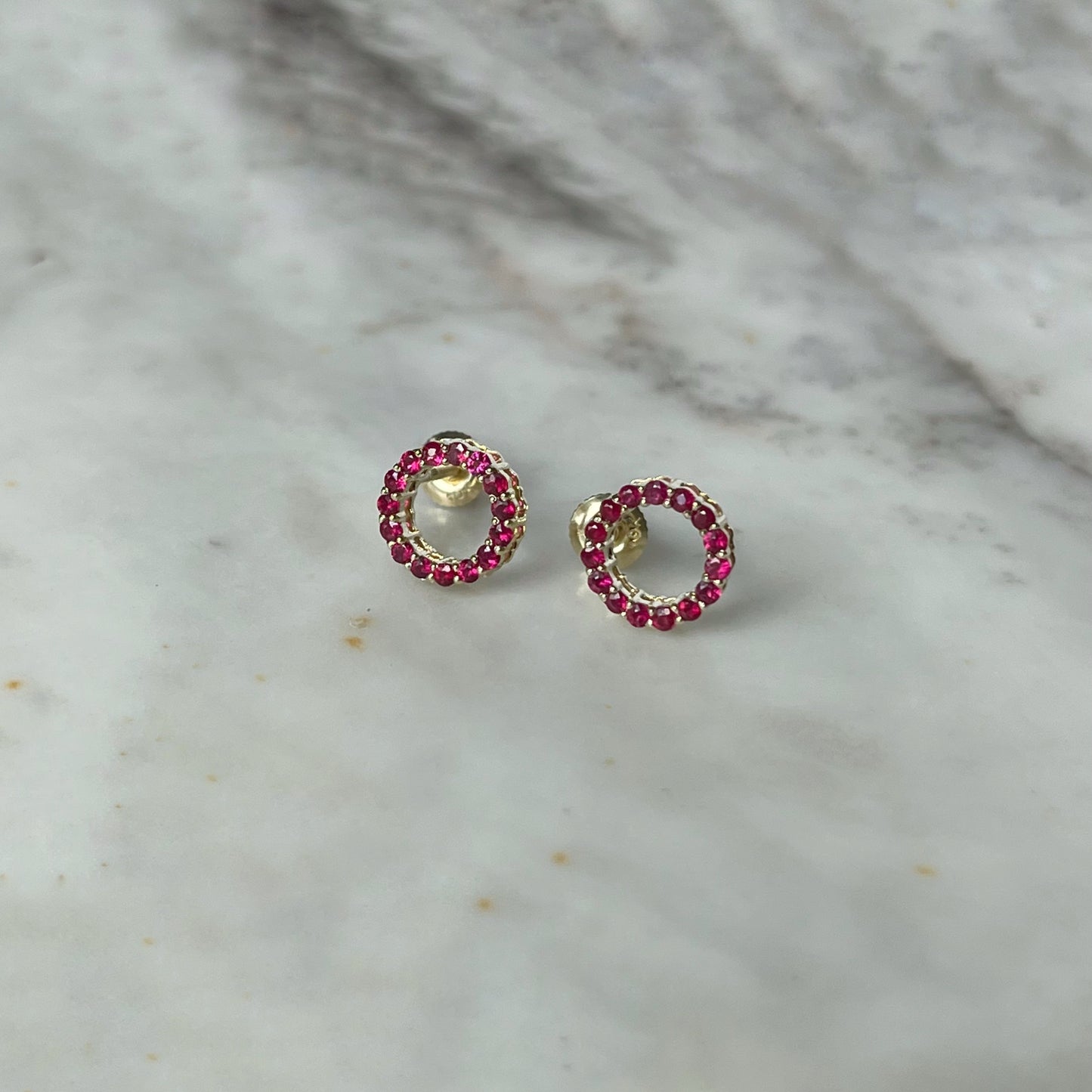 Aretes de círculos de rubíes en oro amarillo 10k con tope rosca