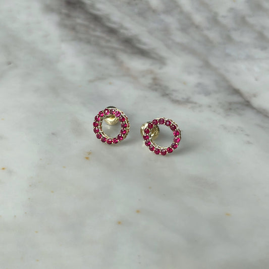 Aretes de círculos de rubíes en oro amarillo 10k con tope rosca