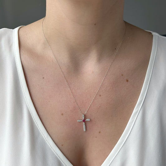 Collar en oro blanco 14K con cruz de rubí y diamantes 0.10ctw