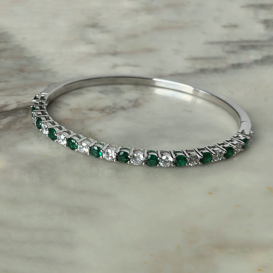 Pulsera dura de plata con baño platino y circonita blancas y verde esmeralda
