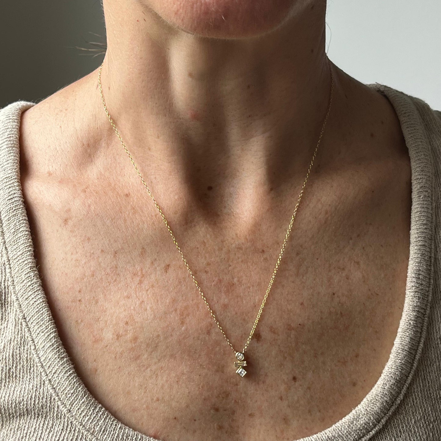 Collar en oro amarillo 10K con dije de varias formas de diamantes de laboratorio 0.25ctw