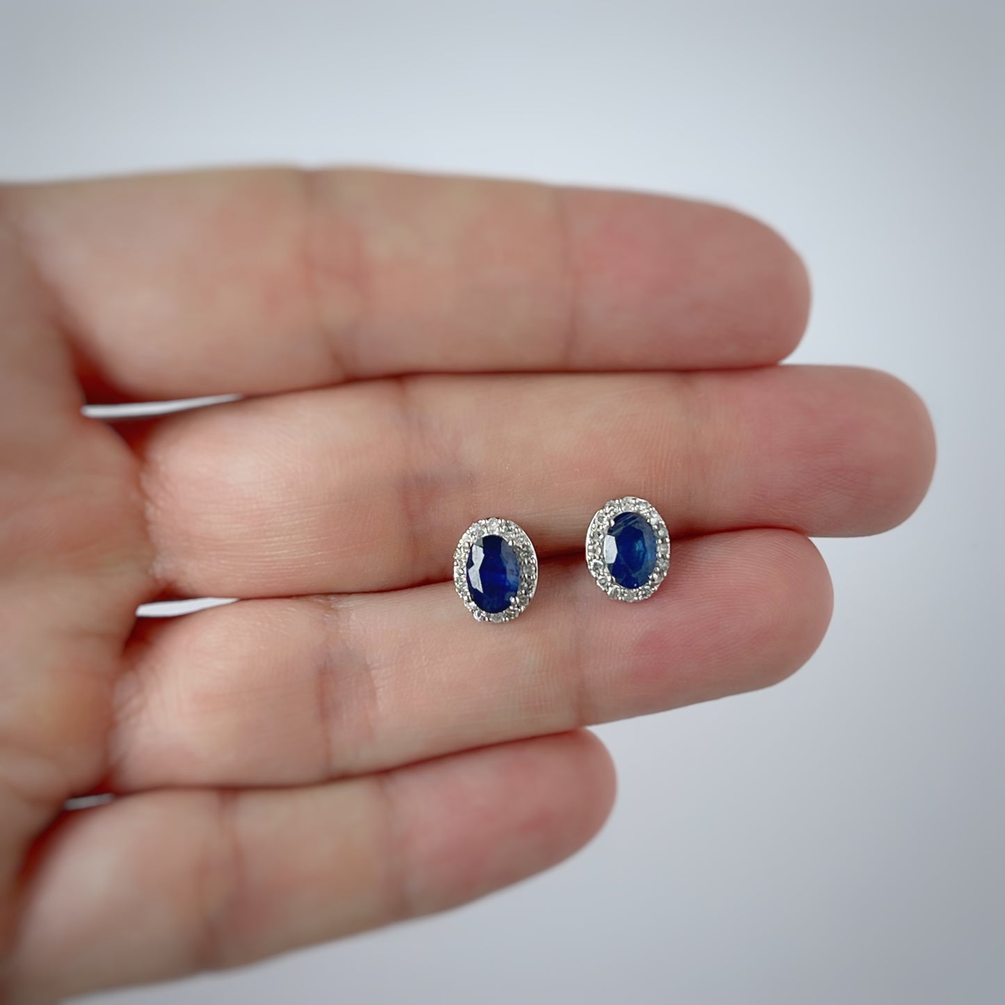 Aretes ovalados en oro blanco 10k con diamantes 0.15ctw en zafiro
