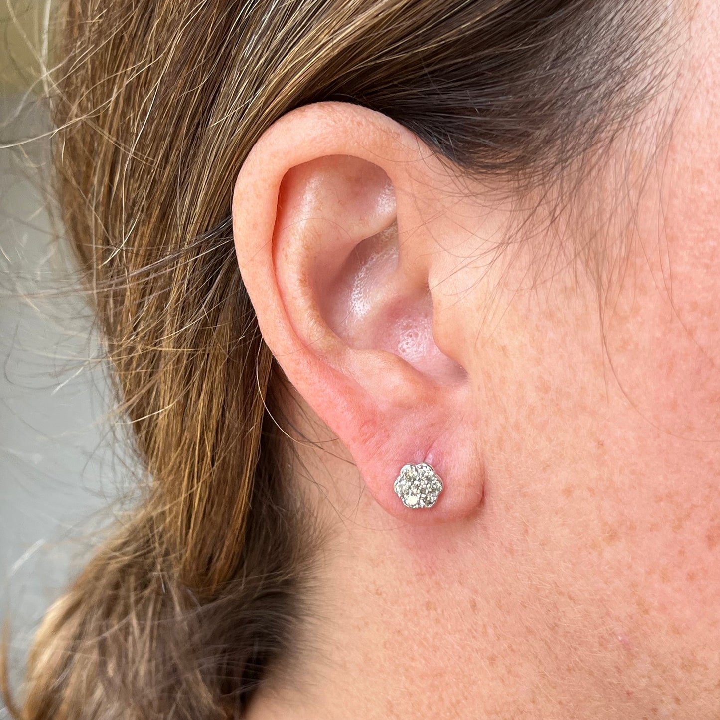 Aretes en oro blanco 10k con cluster flor de diamantes de 0.50ctw