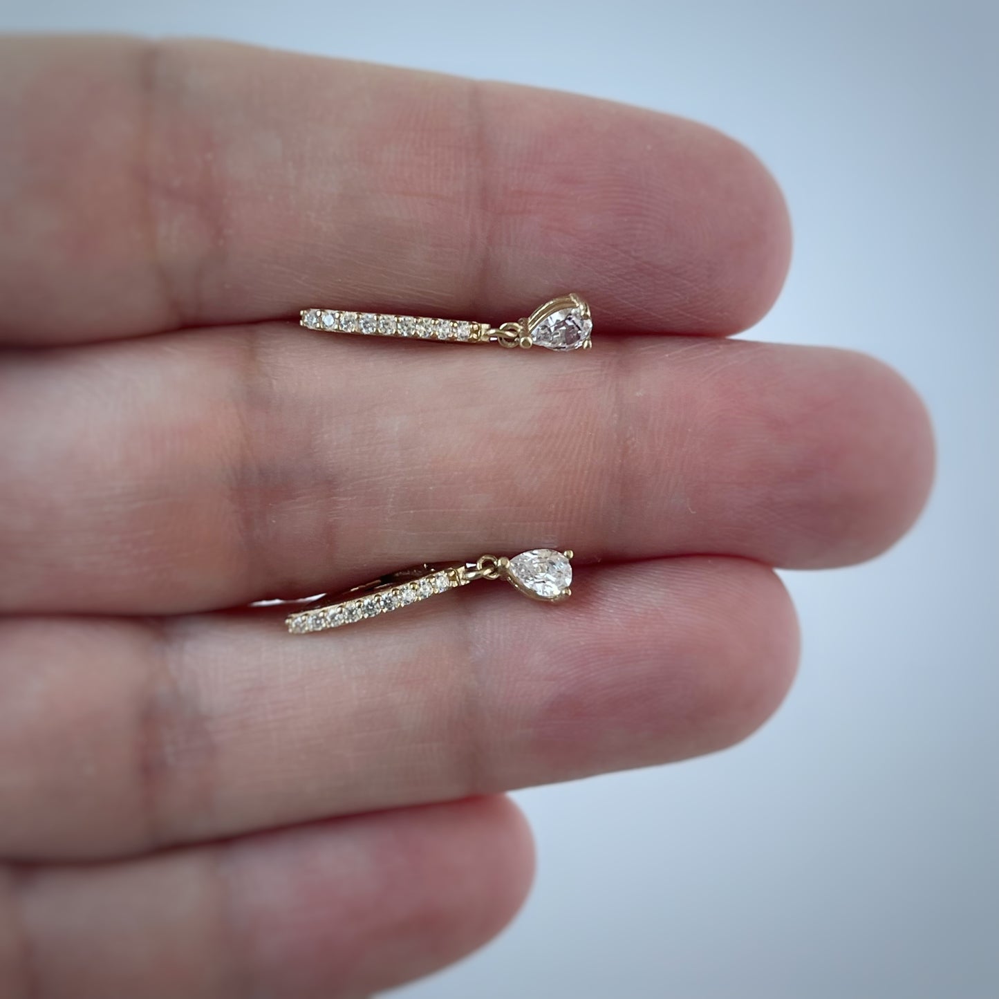 Huggies en oro amarillo de 14k con circonita colgante en forma de gota