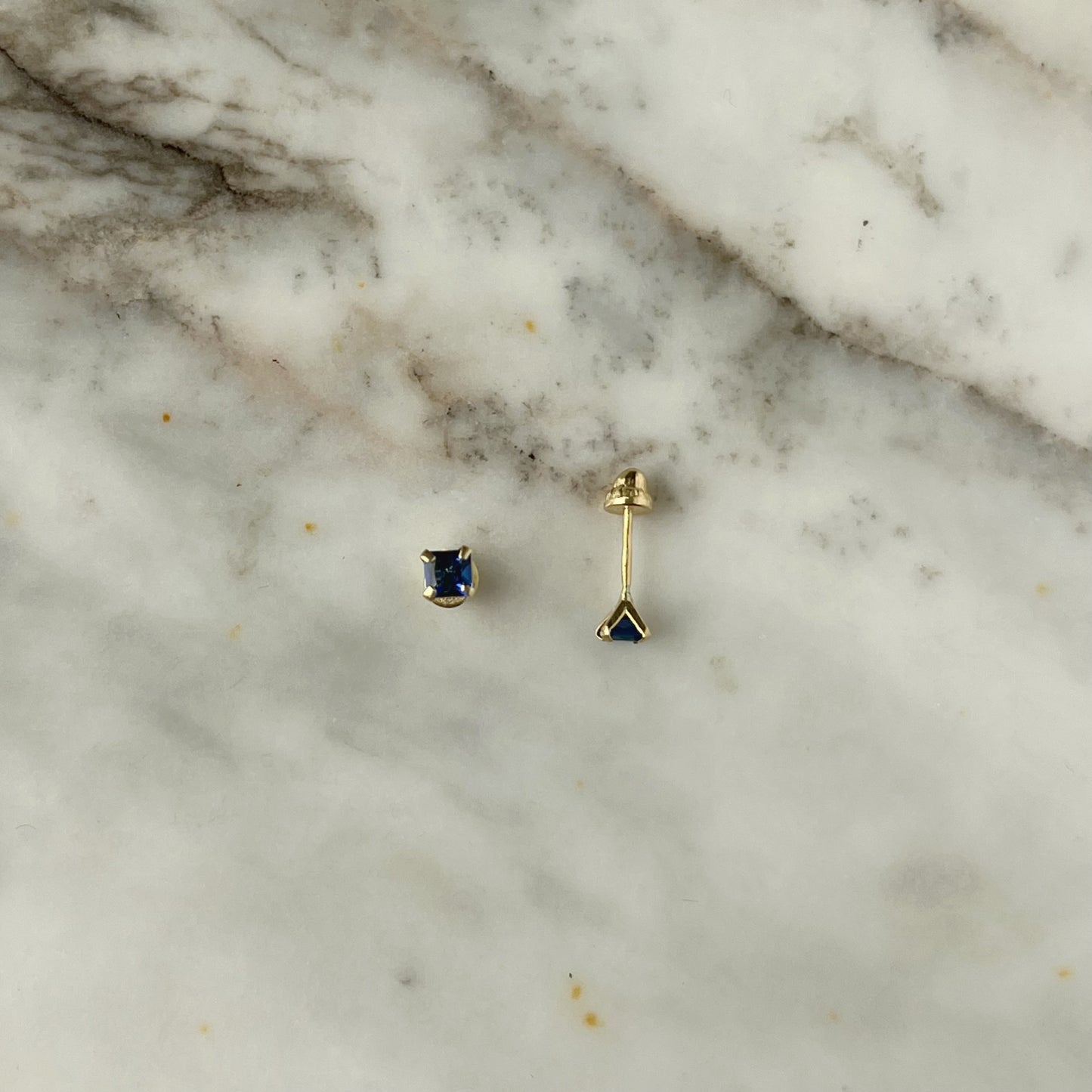 Aretes en oro amarillo 14k circones cuadrados de 3mm azul con broche rosca