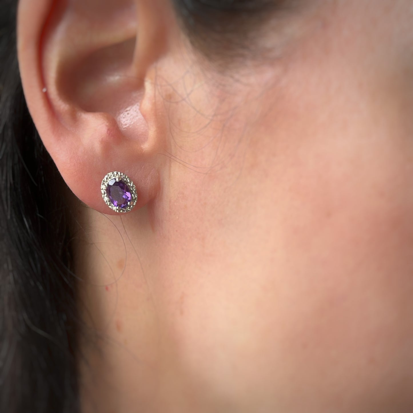 Aretes en oro blanco 14k con amatista ovalado y diamantes 0.10ctw