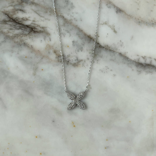 Collar en oro blanco 10k con flor de cuatro pétalos grande de diamantes 0.25ctw