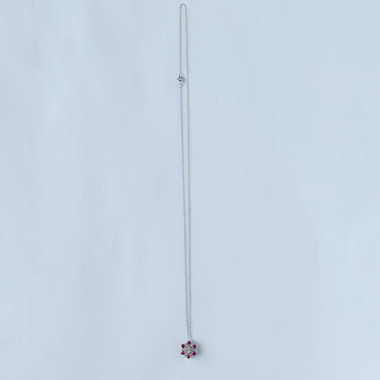 Collar en oro blanco 14k con dije redondo de rubíes y diamantes 0.05ctw