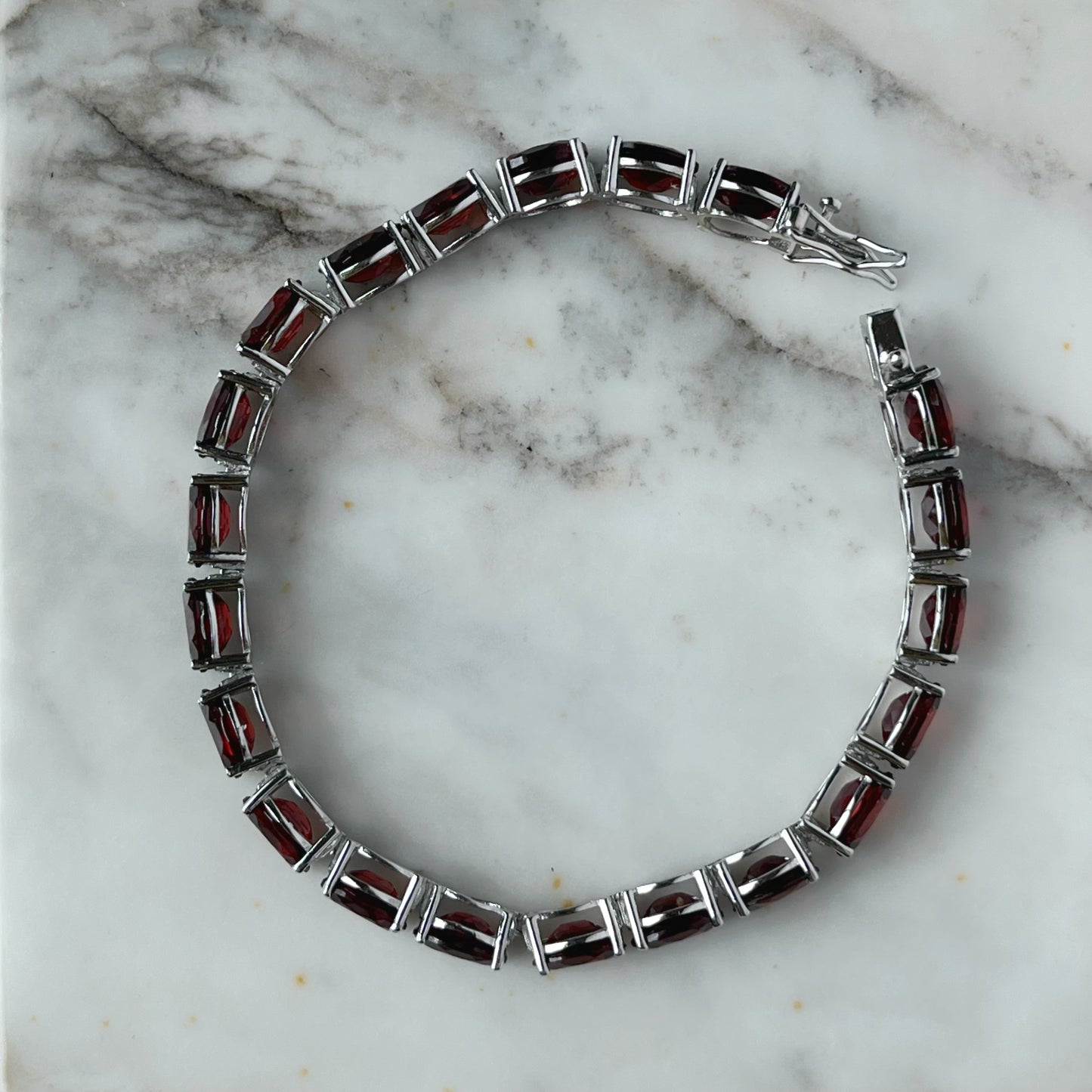 Pulsera tipo tenis de plata con granates