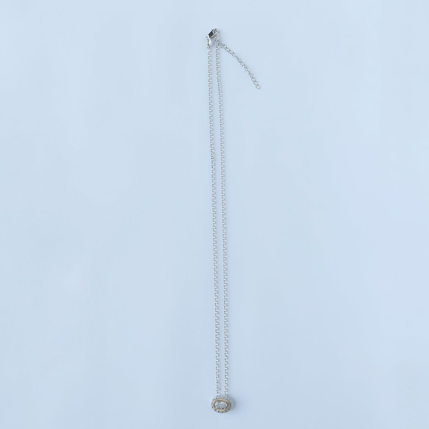 Collar en plata con dije de óvalo en dos tonos con diamantes 0.10ctw
