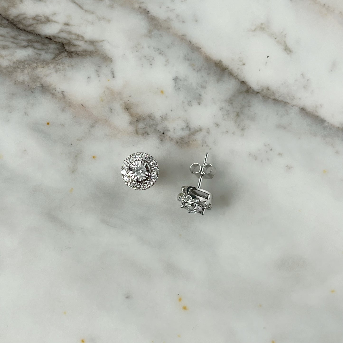 Aretes en oro blanco 10k con un halo de 0.50ctw de diamantes