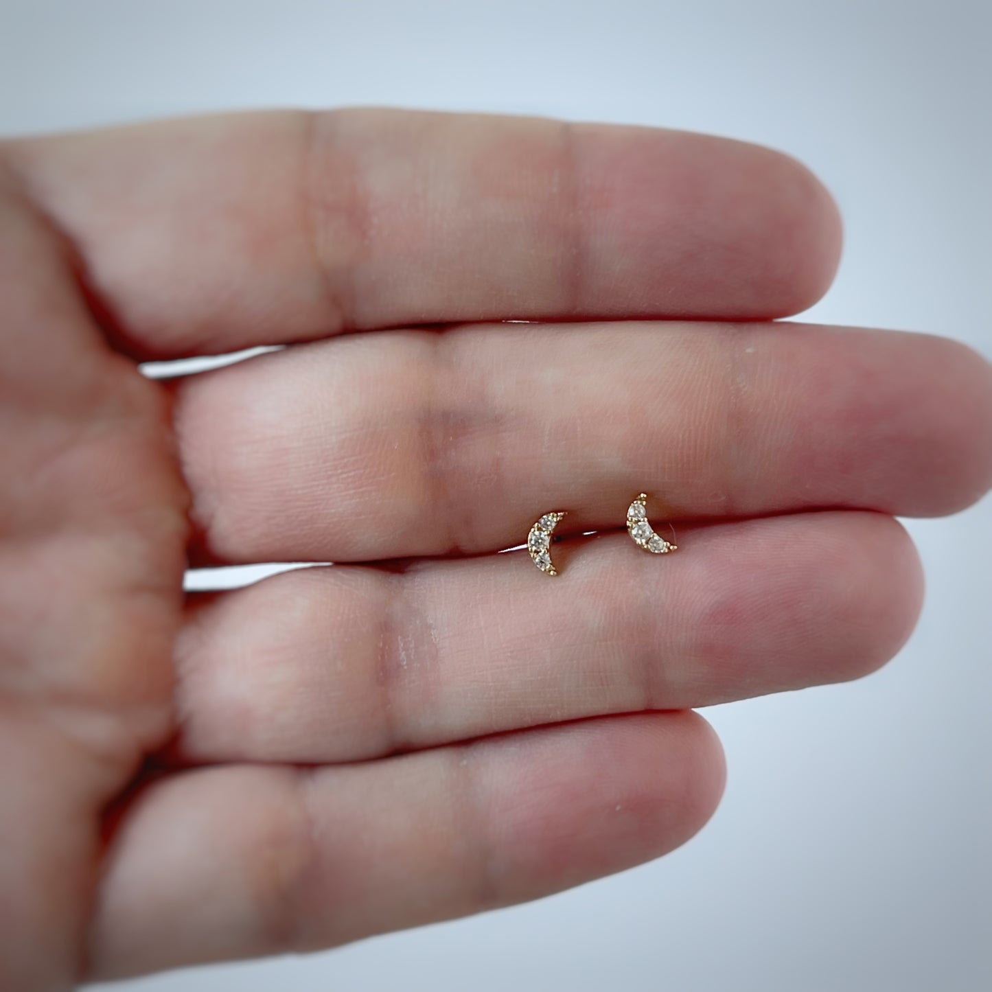 Aretes en oro amarillo de 14K con luna de circonitas con tope rosca