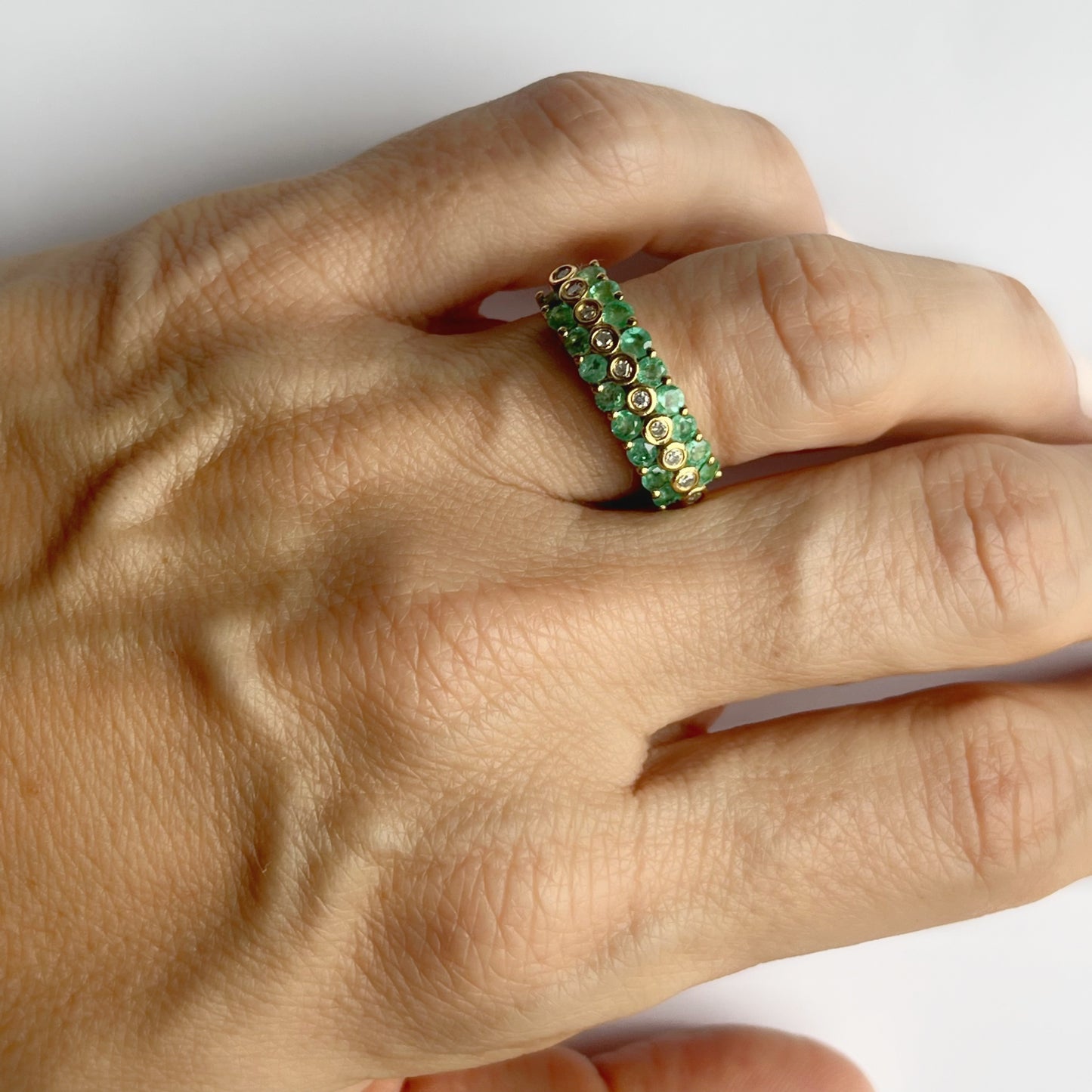 Anillo de plata con baño de oro de tres filas con esmeraldas y diamantes 0.10ct
