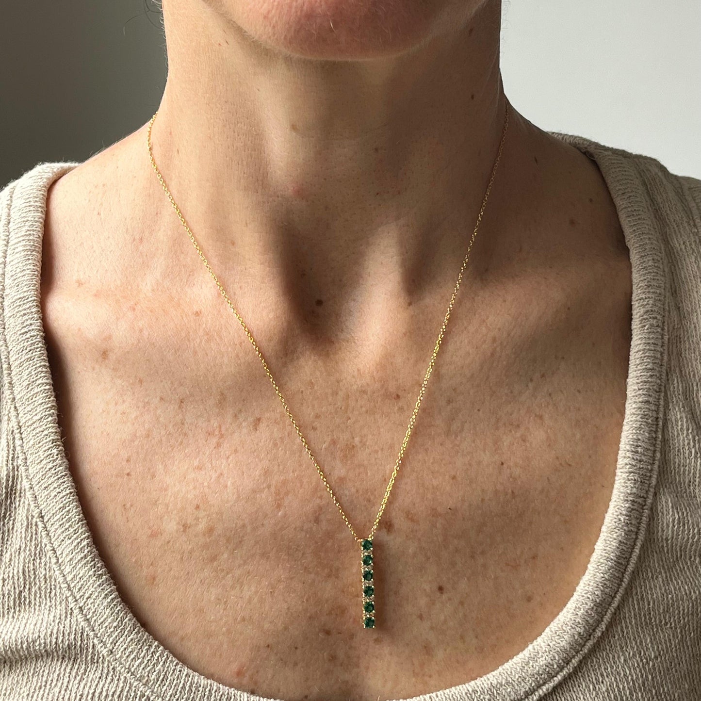 Cadena de plata con baño de oro amarillo con dije de barra de esmeraldas y zafiros blancos de laboratorio