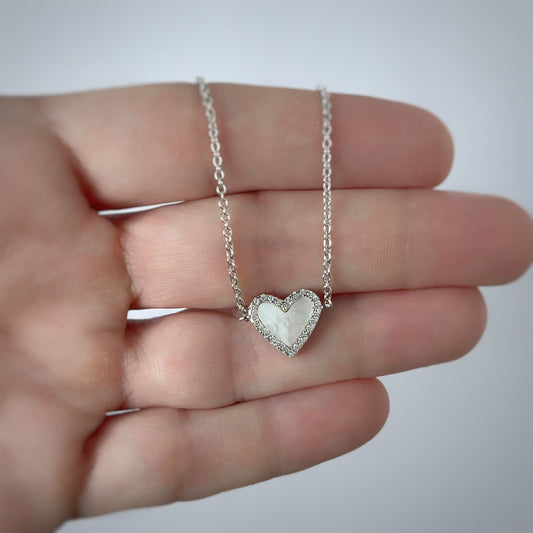 Collar con corazón de madre perla blanca y circonita en plata con baño de platino