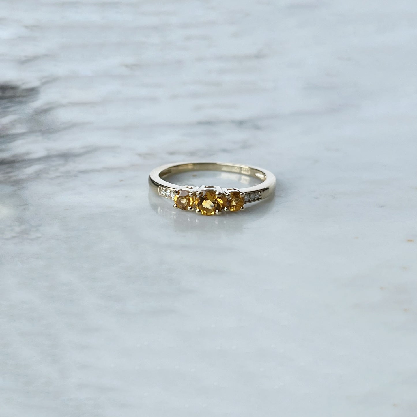 Anillo en oro amarillo 10k con tres piedras de citrino y diamantes 0.05ctw