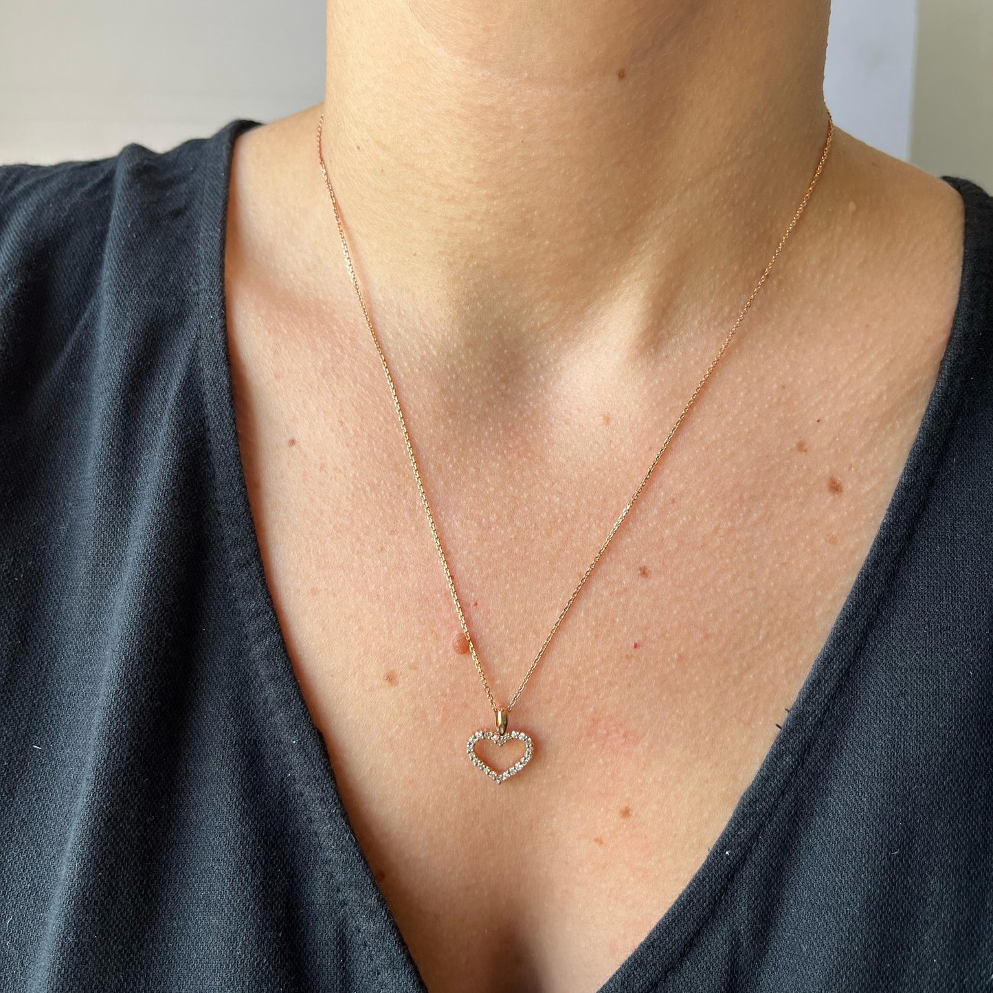 Dije de corazón delineado en oro rosa 14k y diamantes 0.25ctw