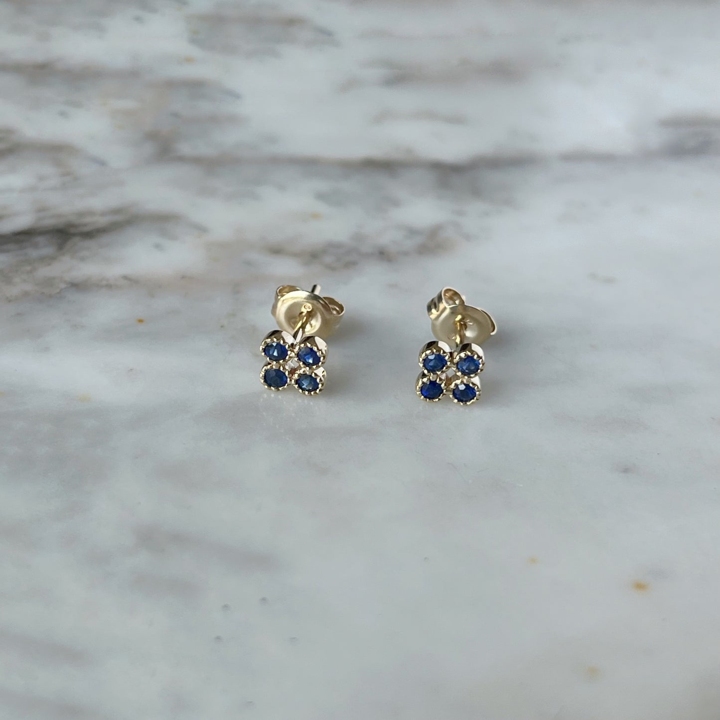 Aretes flor de zafiros biselados 0.36ctw en oro amarillo 14k