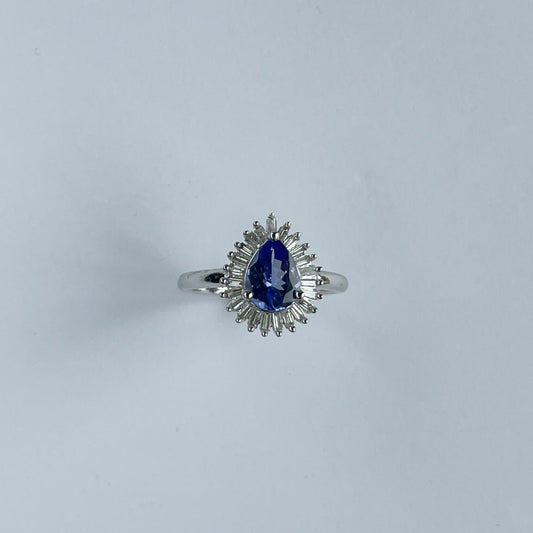 Anillo de oro blanco 10K con tanzanita corte pera y halo de diamantes baguette 0.20ct