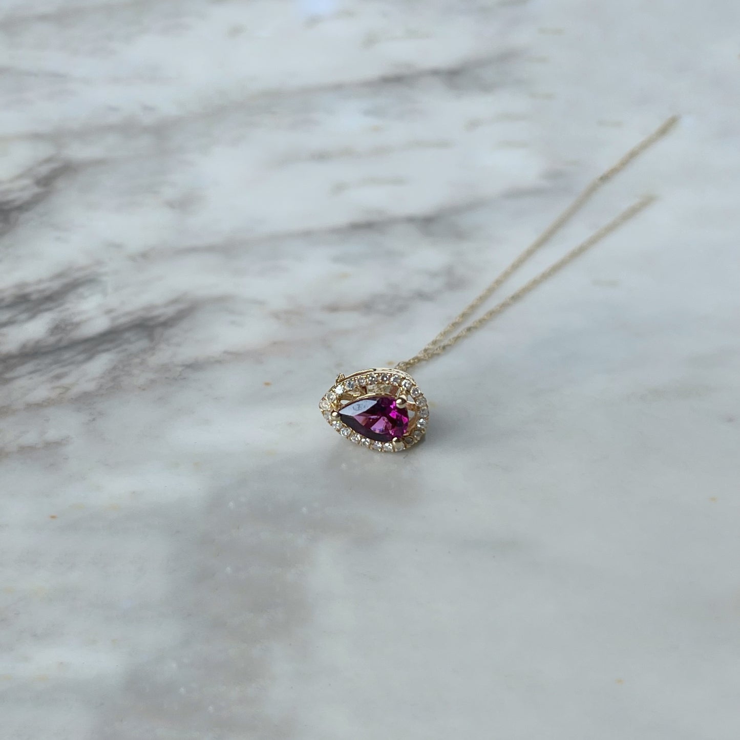 Collar en oro amarillo 14k con gota de granate rhodolite y halo de diamantes 0.07ctw