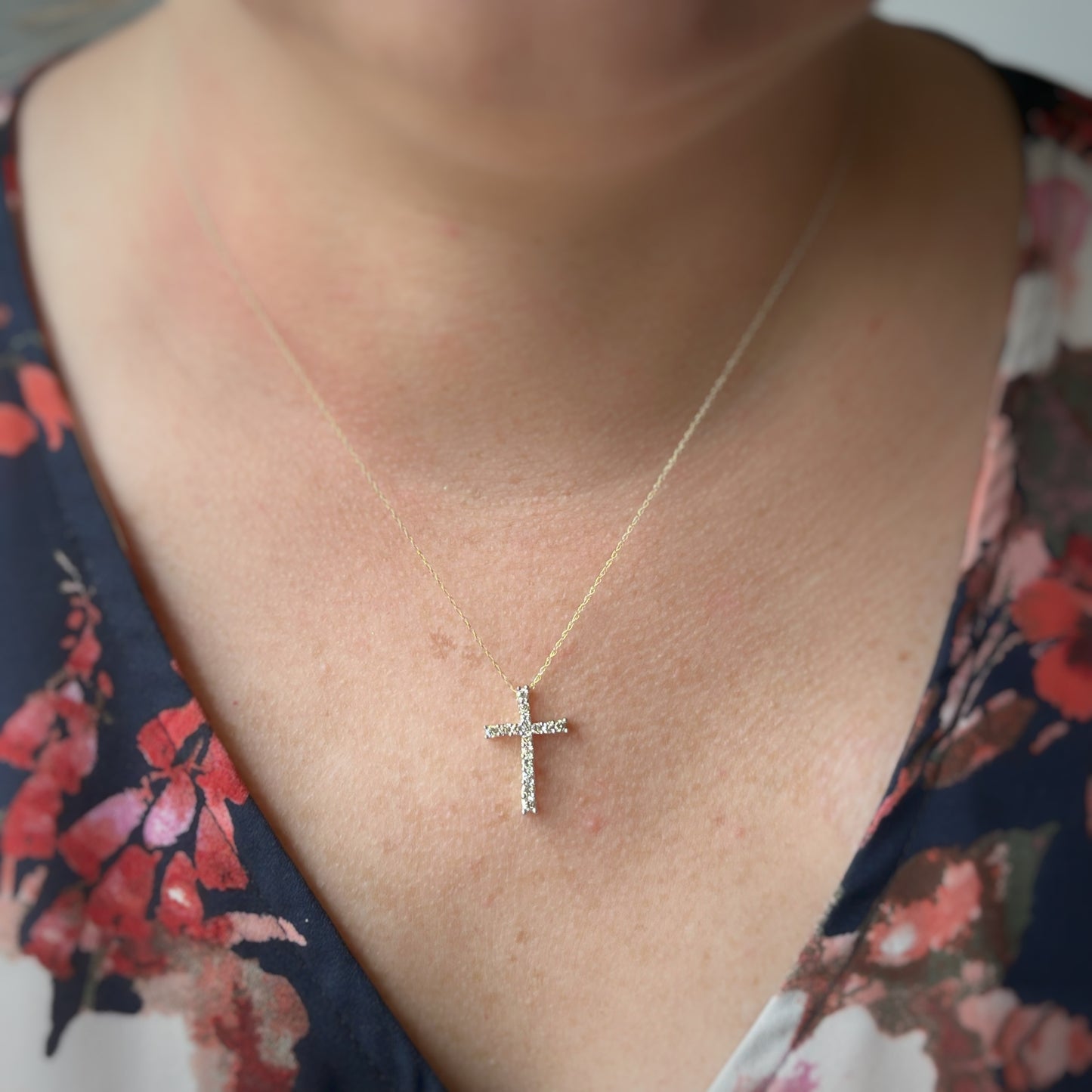 Collar en oro amarillo 10k  con cruz de diamantes 0.50ctw