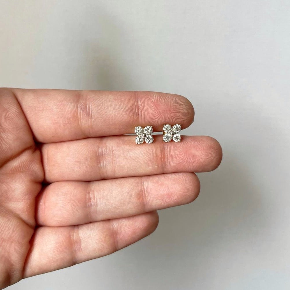 Aretes de plata con baño de oro y flor de diamantes de laboratorio 1ctw