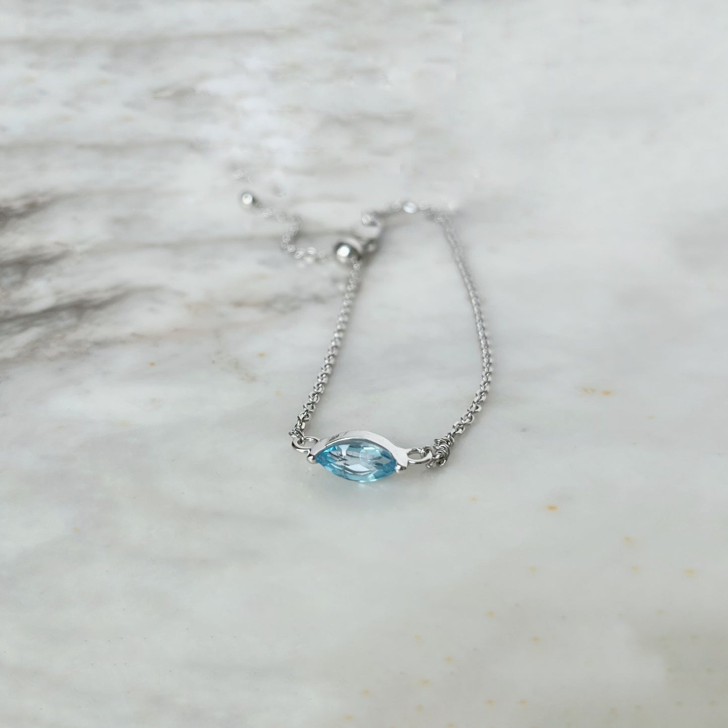 Pulsera en oro blanco 10k con topacio azul