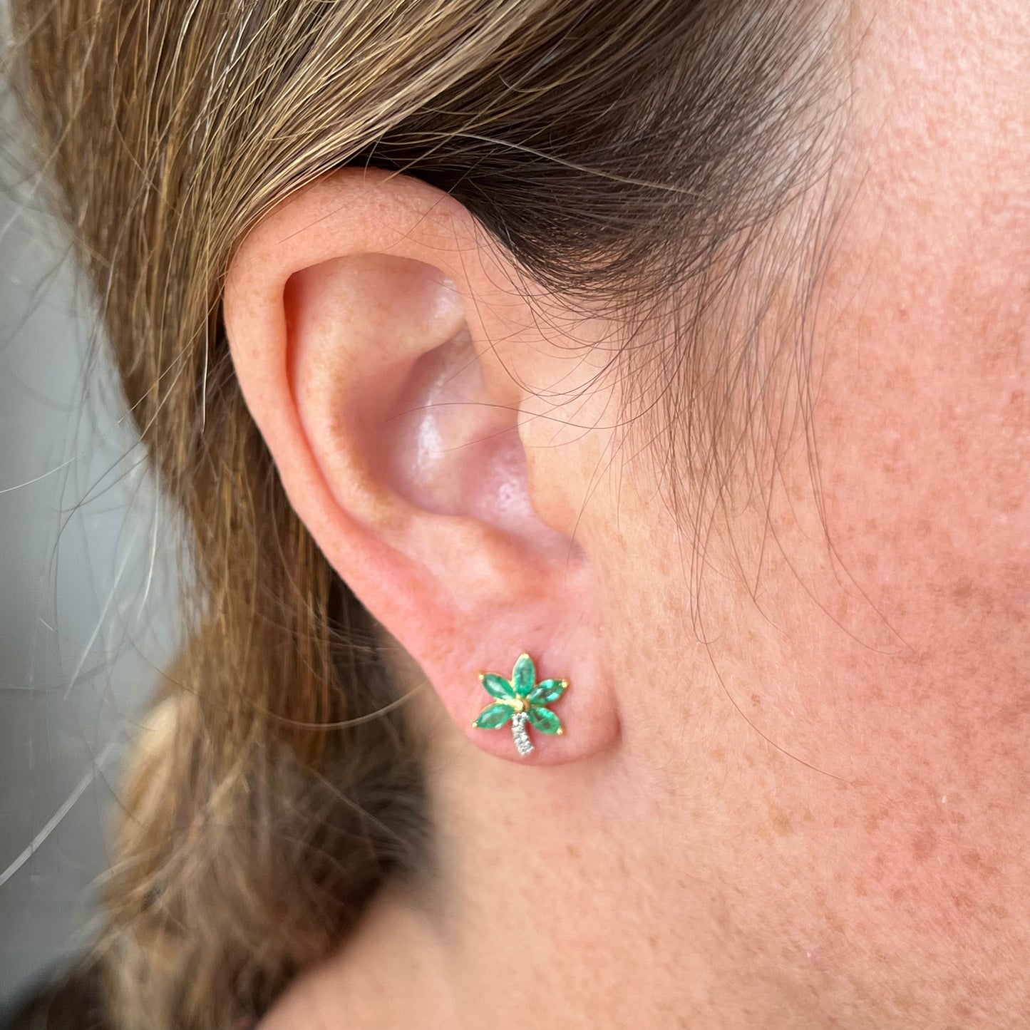 Aretes en oro amarillo 10k con hojitas de esmeralda y diamantes