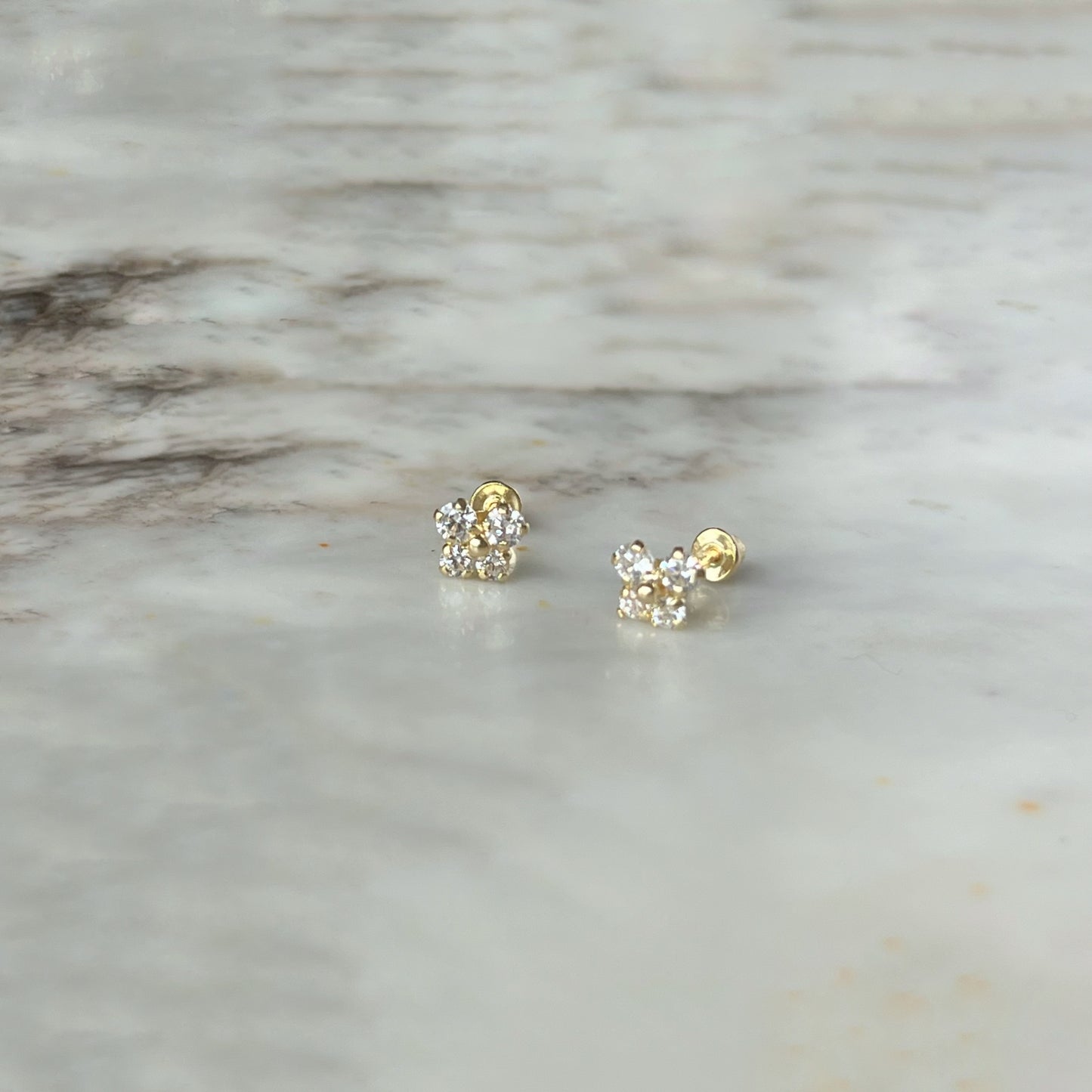Aretes en oro amarillo 14k con mariposita de circonitas blancas con broche rosca