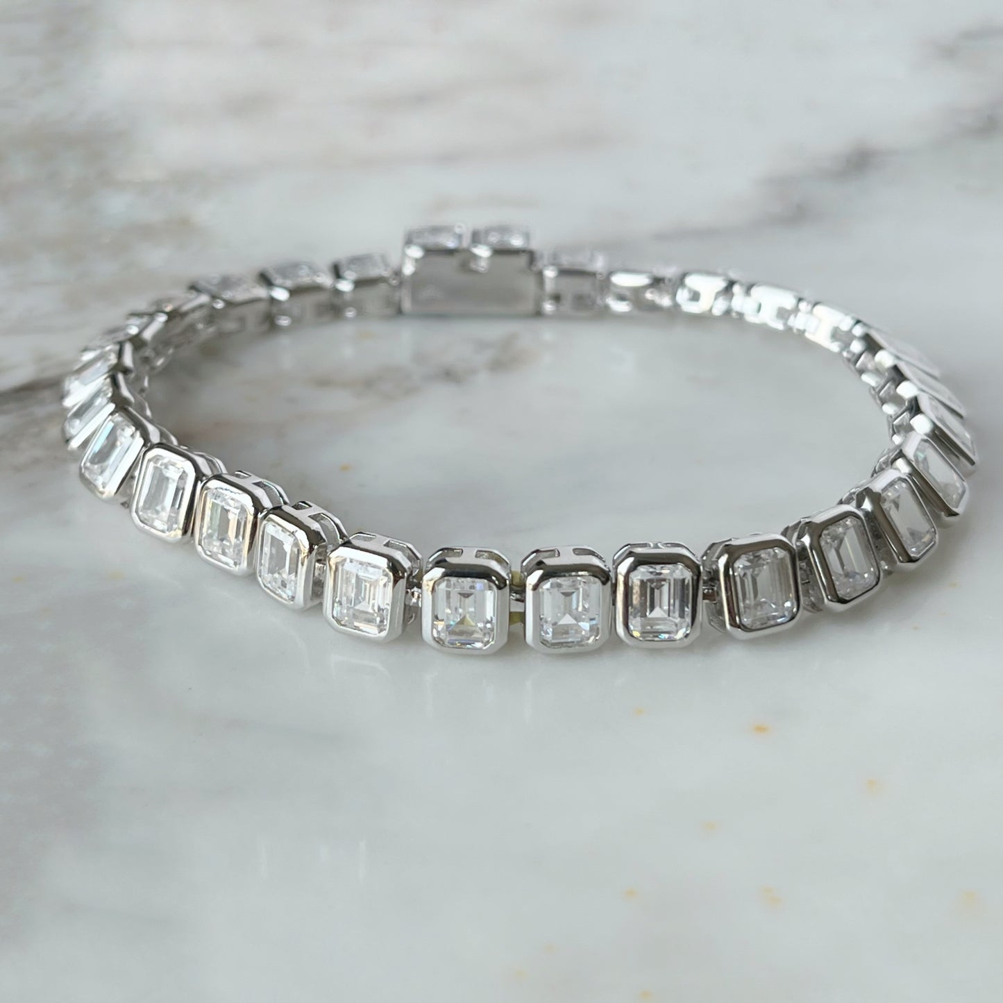 Pulsera tipo tenis con circonitas corte esmeralda biseladas 12ctw