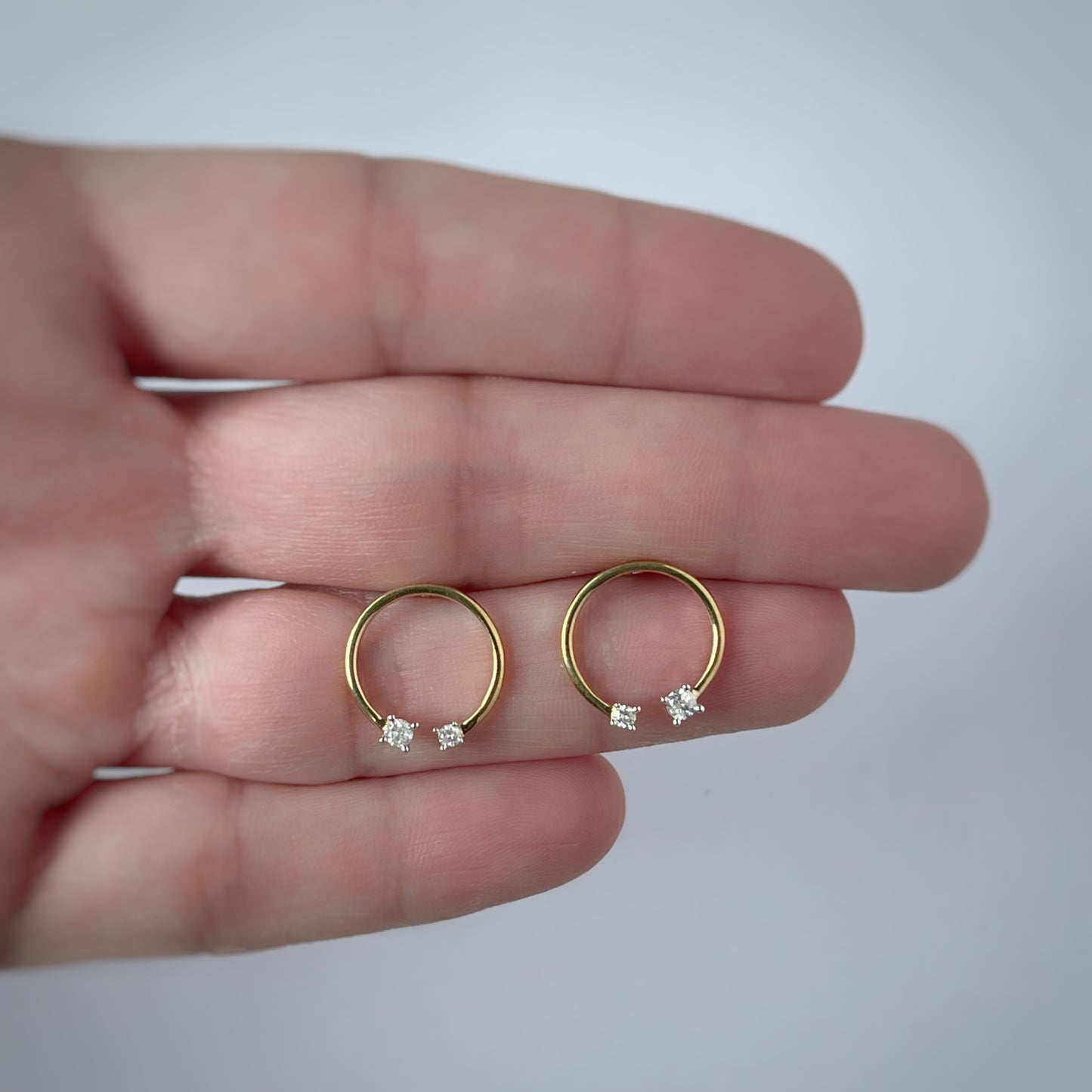 Aretes círculo abierto en plata con baño de oro amarillo con diamante de 0.14ctw