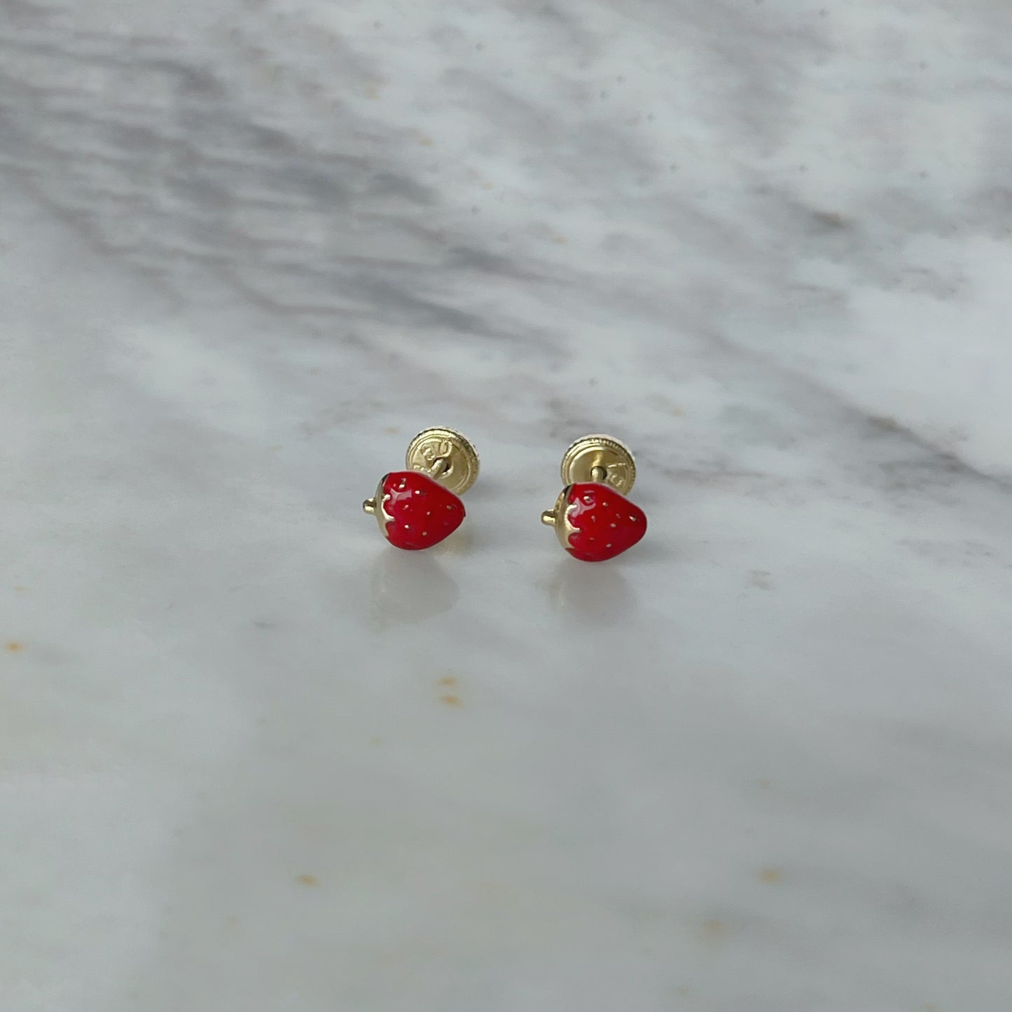 Aretes en oro amarillo de 18K frutillas esmaltadas con tope rosca