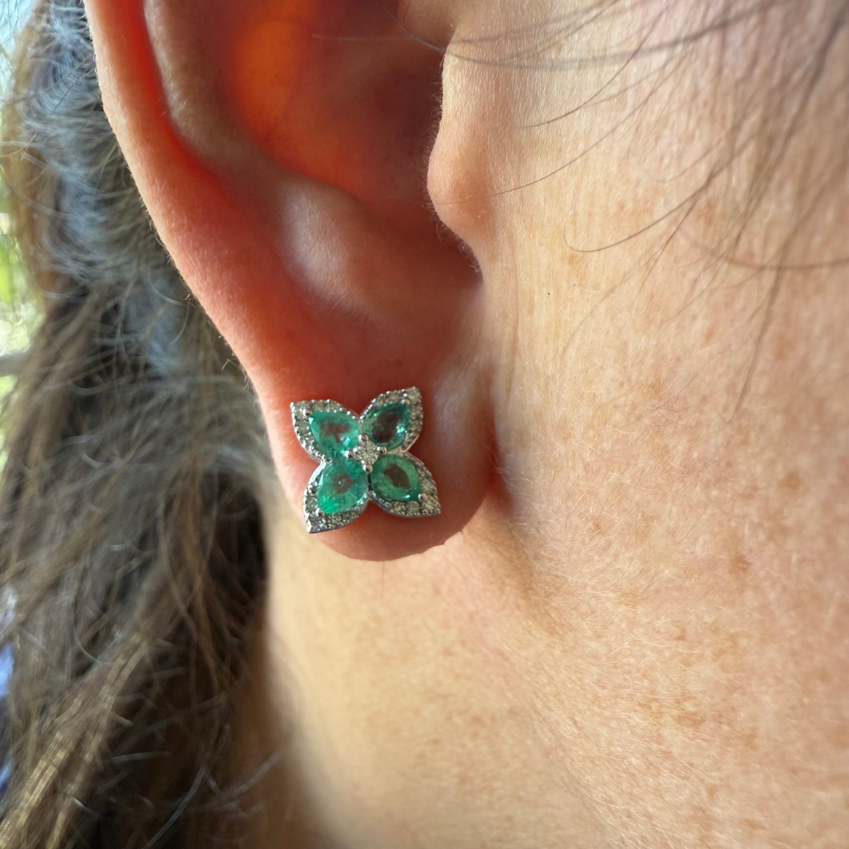 Aretes de oro blanco 10k con esmeraldas y diamantes 0.35ctw