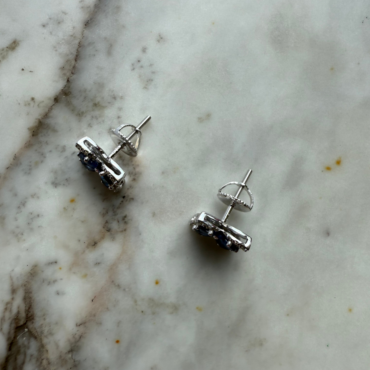 Aretes de oro blanco 10k con zafiros y diamantes 0.35ctw