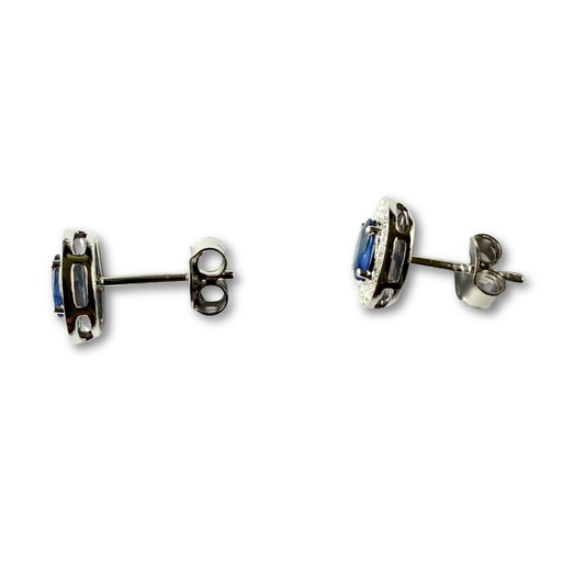 Aretes en oro blanco 10K con zafiro ovalado y halo de diamantes 0.05ctw