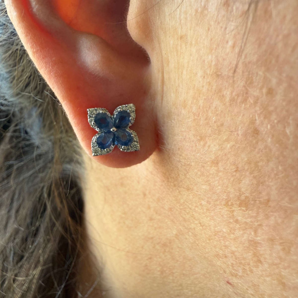 Aretes de oro blanco 10k con zafiros y diamantes 0.35ctw