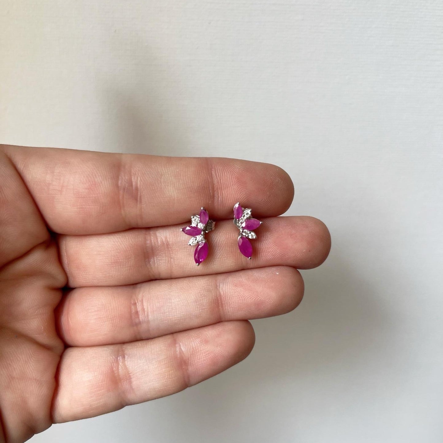 Aretes en oro blanco 14K con tres marquesas de rubíes y diamantes 0.10ctw